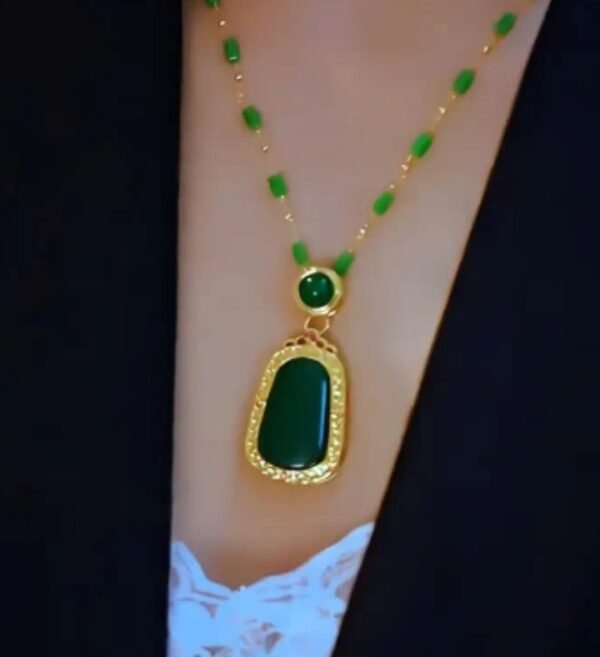 un collier pendentif en jade verte.