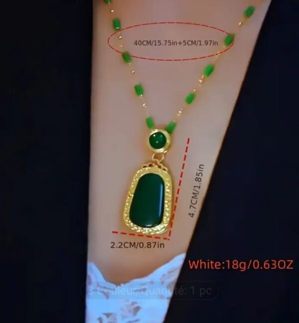 un collier pendentif en jade verte.
