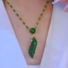 un collier pendentif en jade verte.