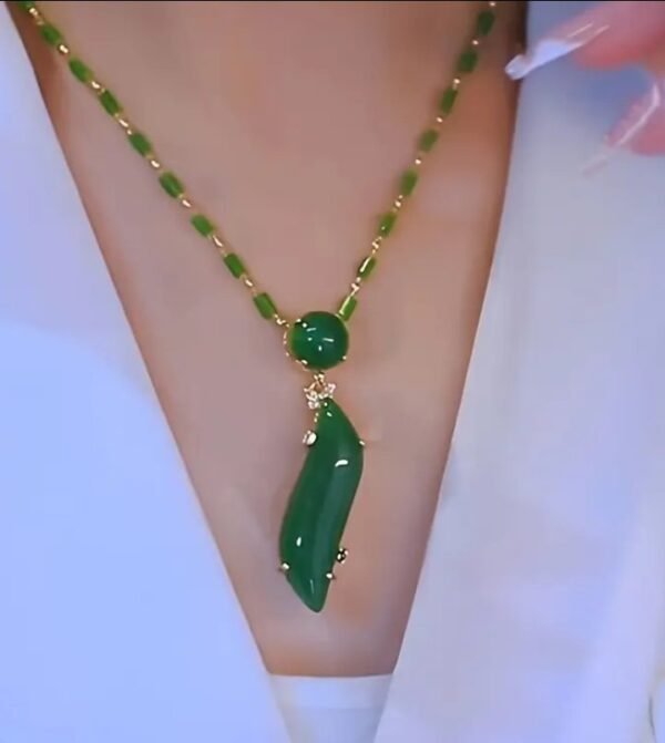 un collier pendentif en jade verte.
