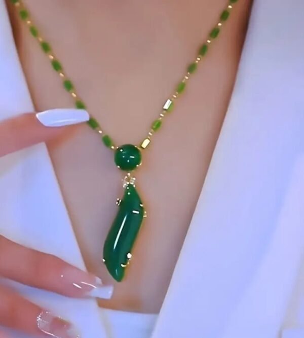 un collier pendentif en jade verte.